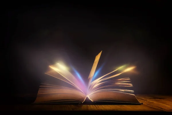 Волшебное Изображение Открытой Антикварной Книги Над Деревянным Столом Блестящими Огнями — стоковое фото