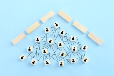 Tahta masa, insan kaynakları ve yönetim kavramının üzerinde insan simgeleri olan blokların görüntüsü