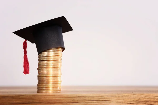 Zwarte Graduatie Cap Stapel Munten — Stockfoto