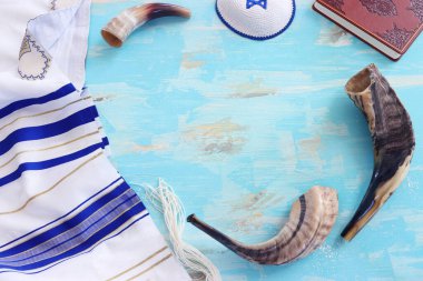 Beyaz dua talitesinde Shofar 'ın (boynuz) dini görüntüsü. Rosh hashanah (Yahudi Yeni Yıl Tatili), Şabat ve Yom kippur kavramı