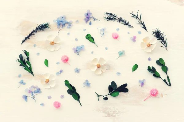 Πάνω Όψη Εικόνας Από Ροζ Λευκό Πράσινο Και Μπλε Λουλούδια — Φωτογραφία Αρχείου