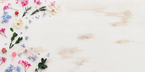 Πάνω Όψη Εικόνας Από Ροζ Λευκό Πράσινο Και Μπλε Λουλούδια — Φωτογραφία Αρχείου