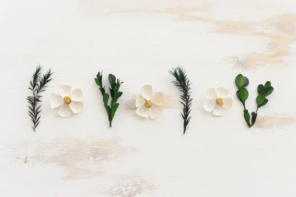 Top View Image White Green Flowers Composition Wooden Background Flat — Stock Photo, Image