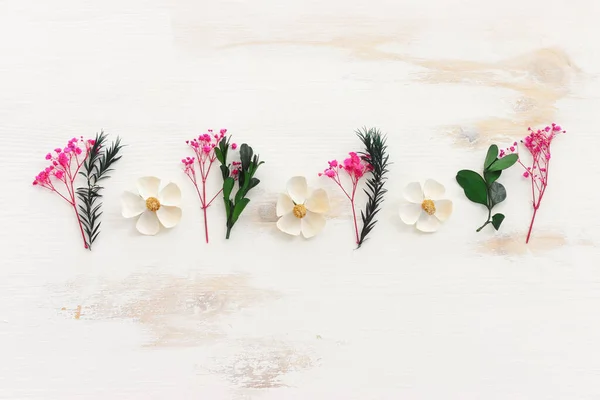 Top View Image White Green Pink Flowers Composition Wooden Background — Stock Photo, Image