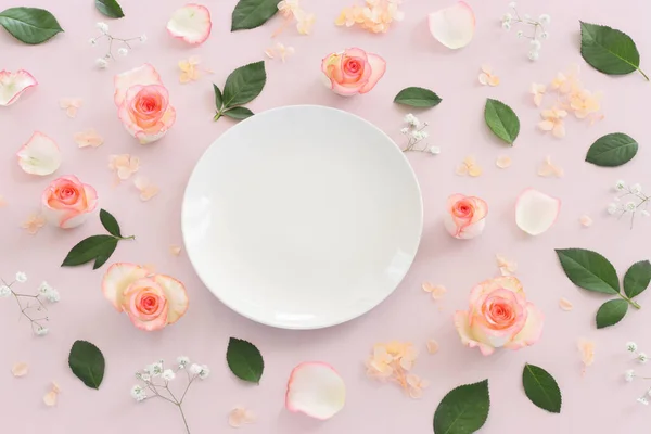 Pastell Delikat Bakgrund Med Rosa Rosor Och Kronblad Ovanifrån — Stockfoto