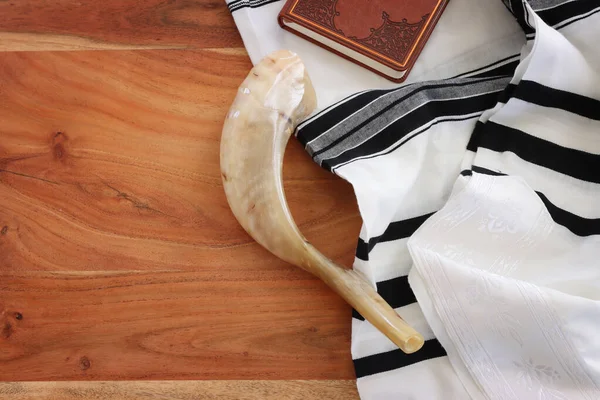 Beyaz Dua Talitesinde Shofar Boynuz Dini Görüntüsü Rosh Hashanah Yahudi — Stok fotoğraf