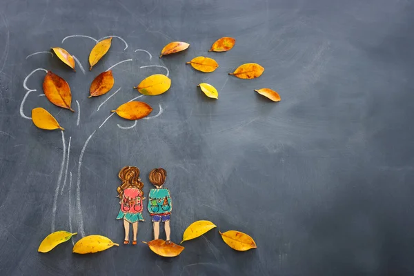 학교의 개념으로 돌아가 봅시다 스케치 소녀의 현수막 가을마른 나뭇잎들 교실의 — 스톡 사진