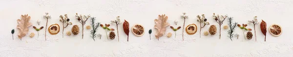Draufsicht Bild Des Herbstwaldes Natürliche Zusammensetzung Über Hölzernen Weißen Hintergrund — Stockfoto