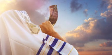 Yahudi adam Rosh Hashanah 'ın (Yeni Yıl) Shofar' ını üflüyor. Dini sembol