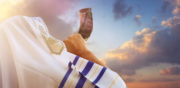 Jewish Man Blowing Shofar Horn Rosh Hashanah New Year Religious — Stock Photo, Image