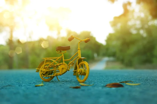 빈티지 자전거 장난감 빛에서 야외에서 — 스톡 사진