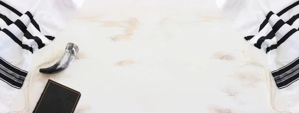 Религиозный Образ Шофара Рога Белом Молитвенном Талите Рош Шана Еврейский — стоковое фото