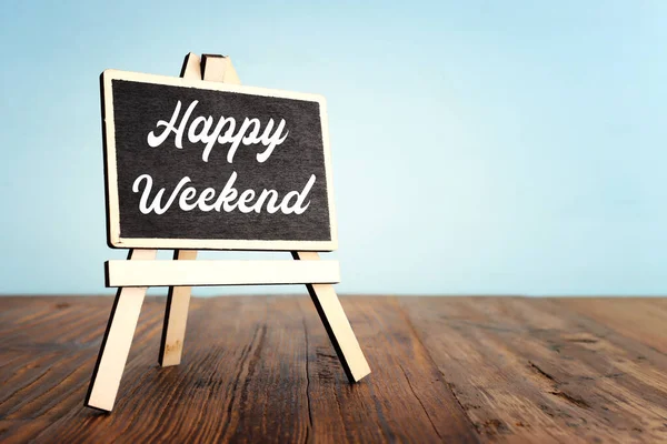 Blackboard Wooden Shelf Phrase Happy Weekend — Stock Photo, Image