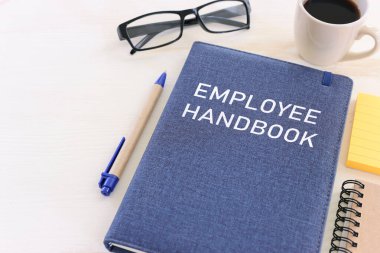 Ahşap ofis masasının üzerinde çalışan el kitabının resmi. en üstteki görünüm