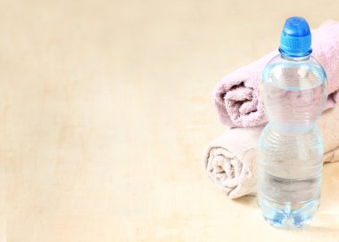 şişe su ve havlu