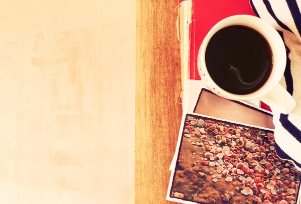 Vista superior da xícara de café e pilha de fotos — Fotografia de Stock