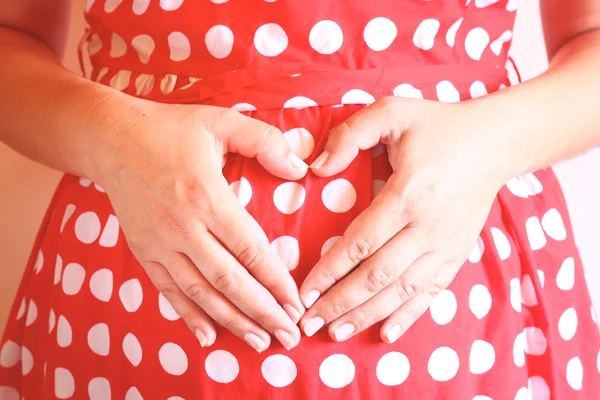 Close-up van onherkenbaar zwangere vrouw met handen over buik — Stockfoto