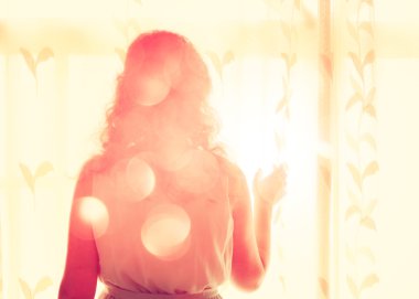 genç kadının yanına birini bekliyor penceresi