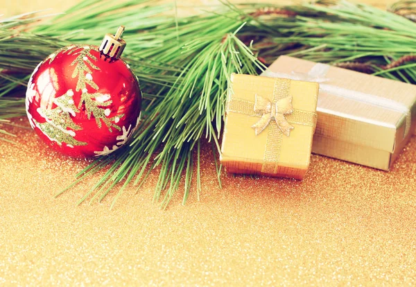 Vánoční pozadí s ornament, dárkové krabice a jedle nad stůl — Stock fotografie