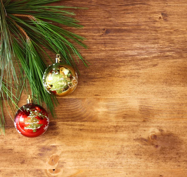 Weihnachtsdekoration auf einer Holzplatte — Stockfoto