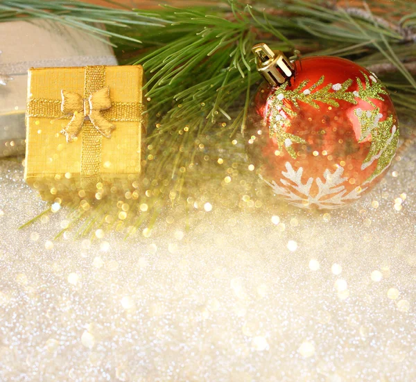 Noel süsleme, hediye kutusu ve köknar tablo üzerinde arka plan — Stok fotoğraf
