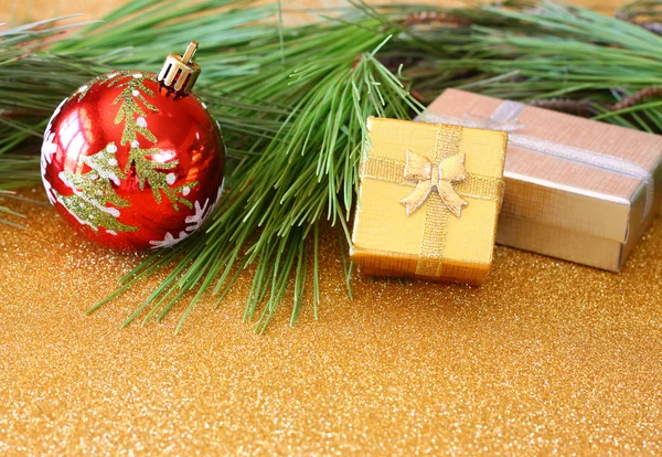 Kerstmis achtergrond met ornament, doos van de gift en Spar boven tafel — Stockfoto