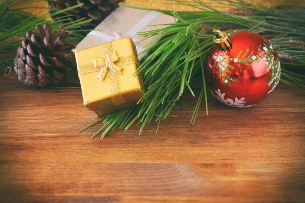 Weihnachtsdekoration auf einer Holzplatte — Stockfoto