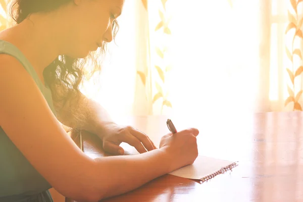 Mujer joven sentada y escribiendo carta —  Fotos de Stock