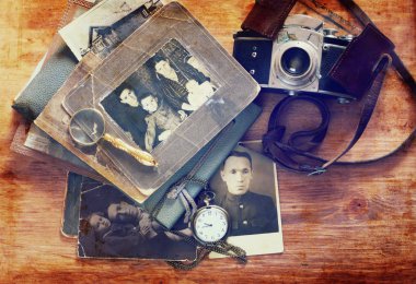Top eski kamera, antika fotoğrafları ve eski cep saati göster