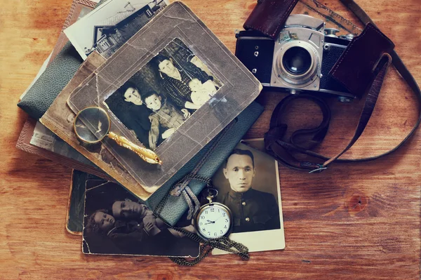 Draufsicht auf alte Kamera, antike Fotos und alte Taschenuhr — Stockfoto