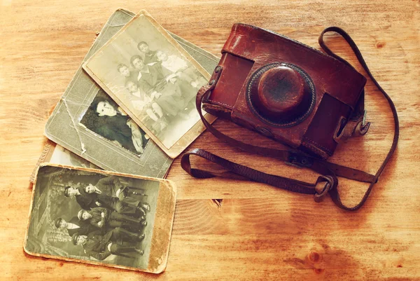 Top view of old camera, antique photographs — Stock Photo, Image