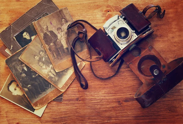 Top view of old camera, antique photographs — Stock Photo, Image