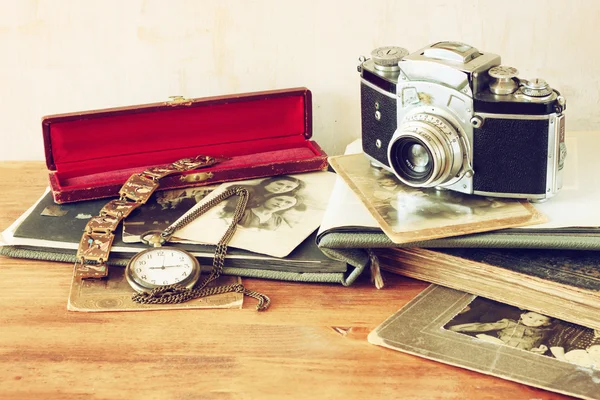 Старая камера, старинные фотографии — стоковое фото