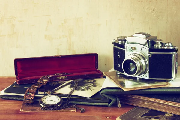 Régi kamera, antik fényképek — Stock Fotó