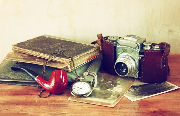 Old camera, antique photographs — Stock Photo, Image