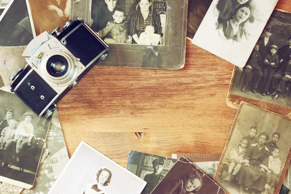 Top view of old camera, antique photographs — Stock Photo, Image