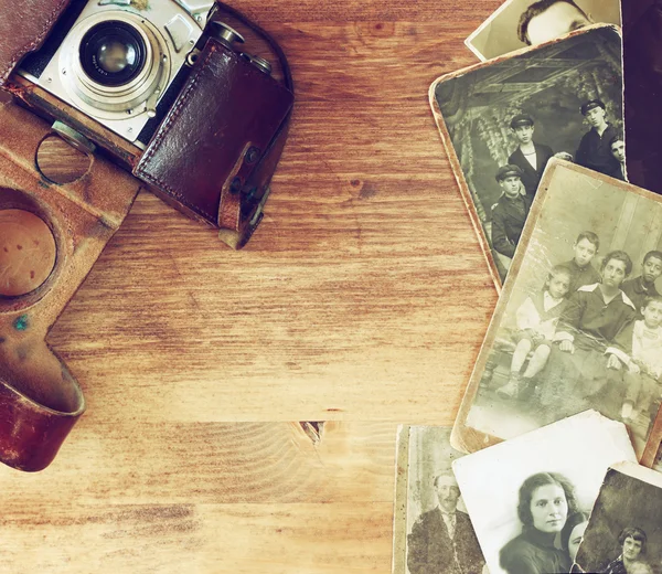 Top view of old camera, antique photographs — Stock Photo, Image