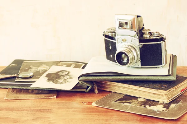 Old camera, antique photographs — Stock Photo, Image