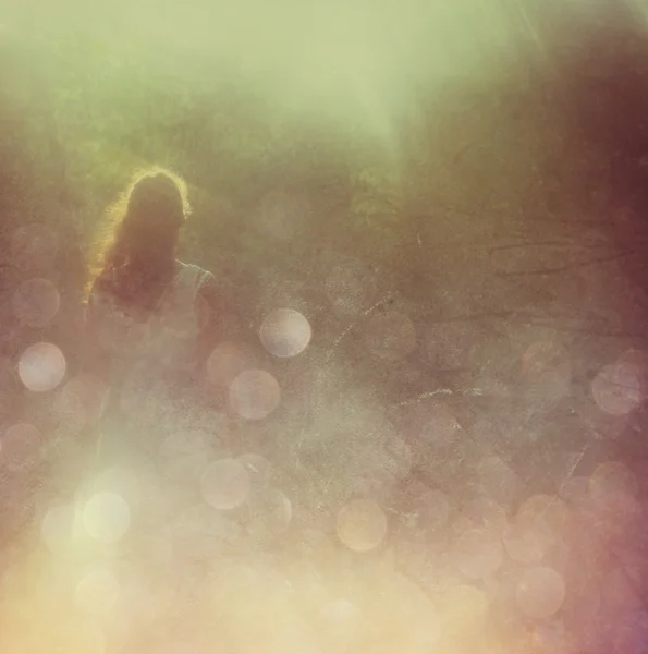Foto surreal de uma jovem em pé na floresta. imagem é texturizada e tonificada — Fotografia de Stock