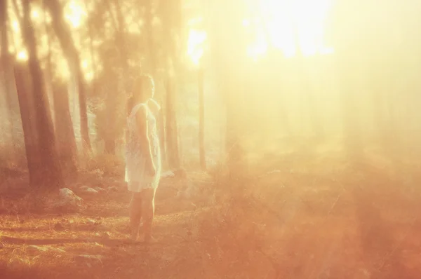 Szürreális fotó fiatal nő erdőben állandó. kép szerkezetű és hangszín — Stock Fotó