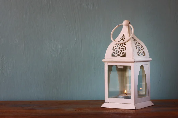 Lanterna branca sobre mesa de madeira — Fotografia de Stock
