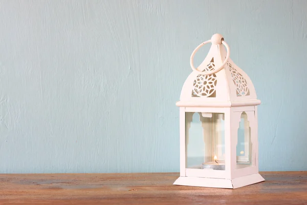 Witte lantaarn over houten tafel — Stockfoto