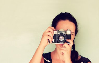 genç kadın holding eski fotoğraf makinesi. Vintage etkisi
