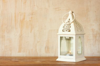 ahşap masa üzerinde beyaz fener. Vintage etkisi