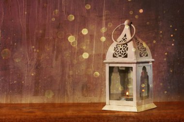 ahşap masa ve parlak ışıklar arka plan üzerinde beyaz fener