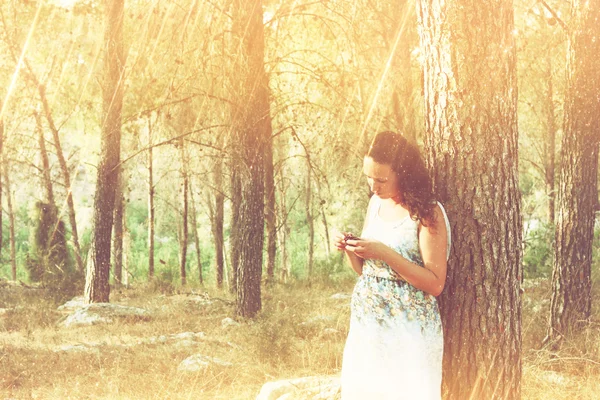 Femme se tient dans la forêt . — Photo