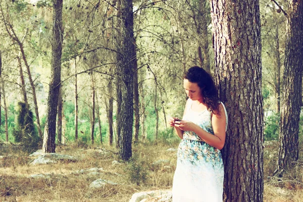 Woman stands in forest. — Stock Photo, Image