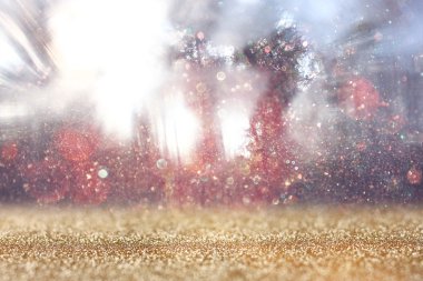 ağaçlar ve glitter bokeh ışıkları arasında ışık patlaması soyut fotoğraf bulanık. görüntü filtre ve dokulu.