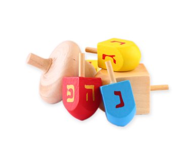 Beyaz arka plan üzerinde izole hanukkah için ahşap sevinçler.