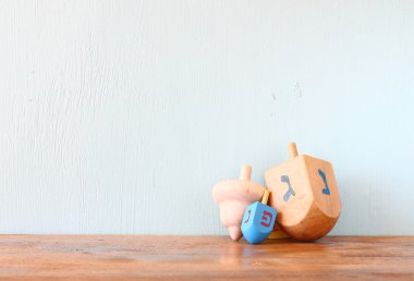 Açık woodwn tablo ve arka plan görüntüsü. Hanuka kavramı